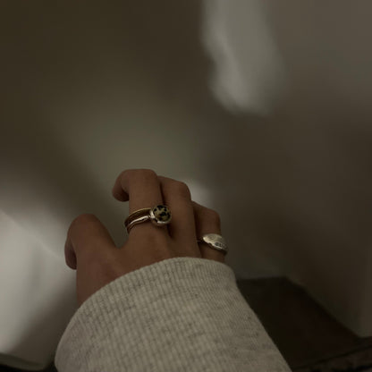 Bulge signet ring